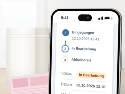 Der Stand einer Bestellung auf dem Handy, daneben Apothekentüte und Rezept