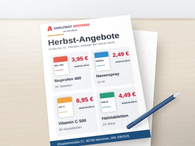 Ein gedruckter Angebotsflyer der Apotheke auf dem Tisch, daneben ein Stift