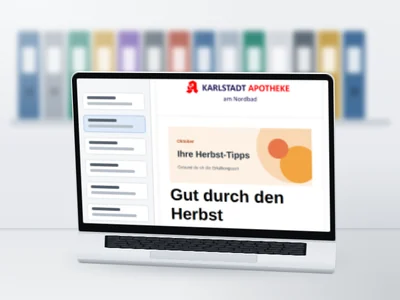 Ein Laptop mit dem Newsletter der Apotheke im Mail-Programm